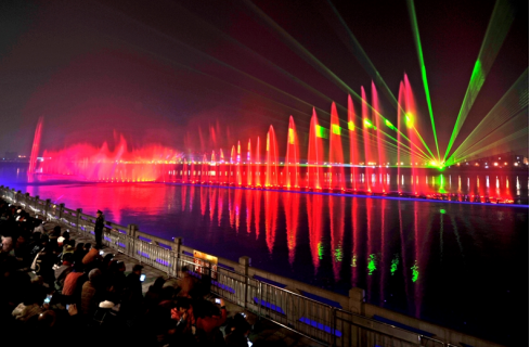 “大(da)美江(jiang)油•韻(yun)律(lv)涪江(jiang)”水(shui)上音樂噴(pen)泉(quan)燈(deng)光秀(xiu)