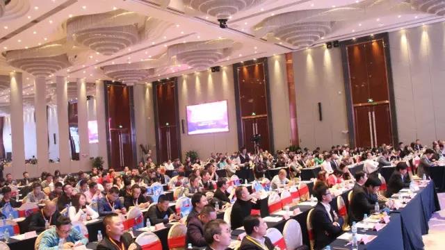 第(di)十(shi)六(liu)屆中國(guo)燈都産業(ye)高峯(feng)論罎(tan)在中山(shan)古(gu)鎮擧(ju)行(xing)