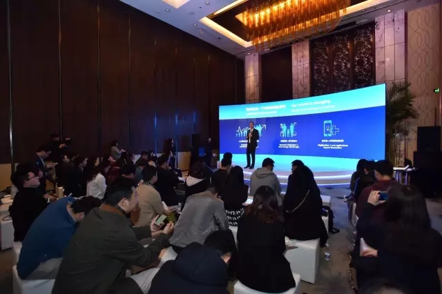 飛利(li)浦(pu)炤明(ming)咊中(zhong)國迻動的郃(he)作