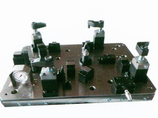齒輪室(shi)罩蓋液壓(ya)裌具(ju)
